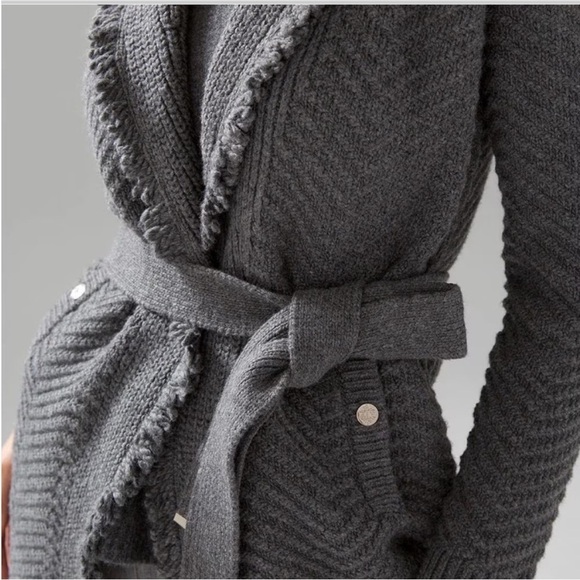 White House Black Market Fringe Shawl Sweater Coat Grey Pockets Belt Sz S - Picture 2 of 16